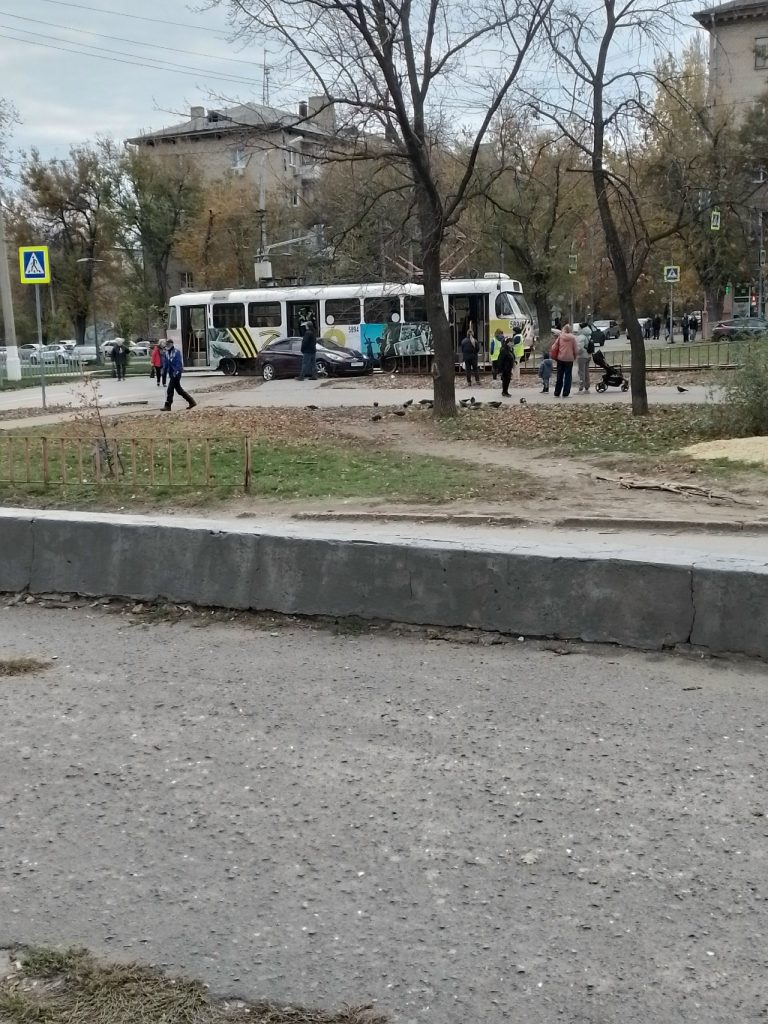 На проспекте Металлургов в Волгограде трамвай столкнулся с легковушкой