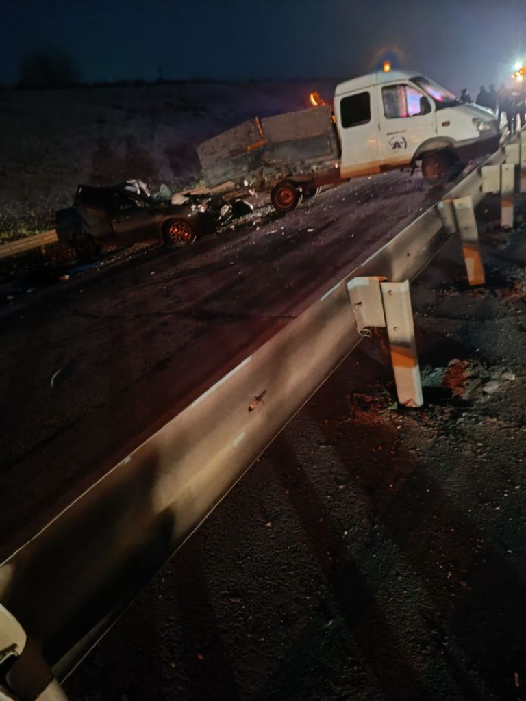 Смертельное ДТП в Дубовском районе: «Лада Гранта» врезалась в стоящую «ГАЗель»