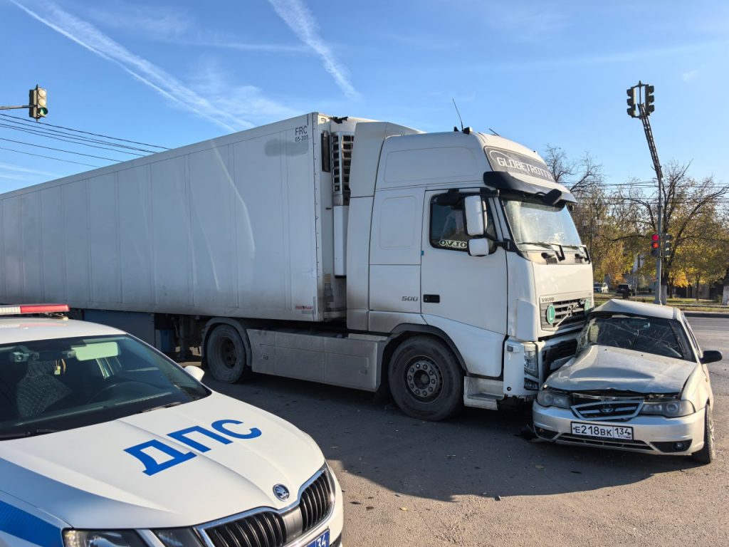 В Волгограде фура на красный свет врезалась в легковушку — водитель пострадал