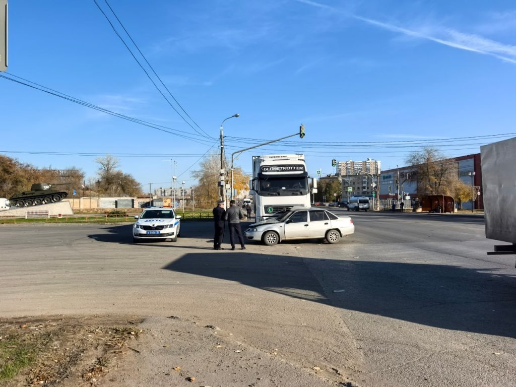 В Волгограде фура на красный свет врезалась в легковушку — водитель пострадал