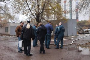 На Двинской вспыхнул огонь в бывшем офисе провайдера — работала МЧС