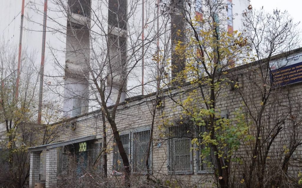 На Двинской вспыхнул огонь в бывшем офисе провайдера — работала МЧС