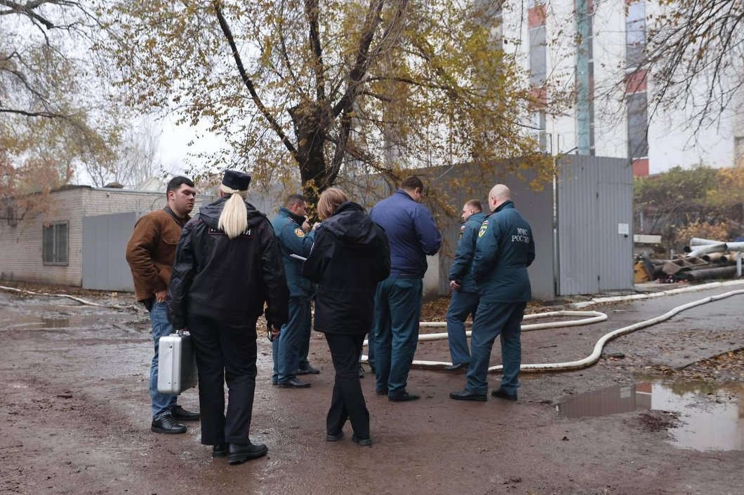 На Двинской вспыхнул огонь в бывшем офисе провайдера — работала МЧС