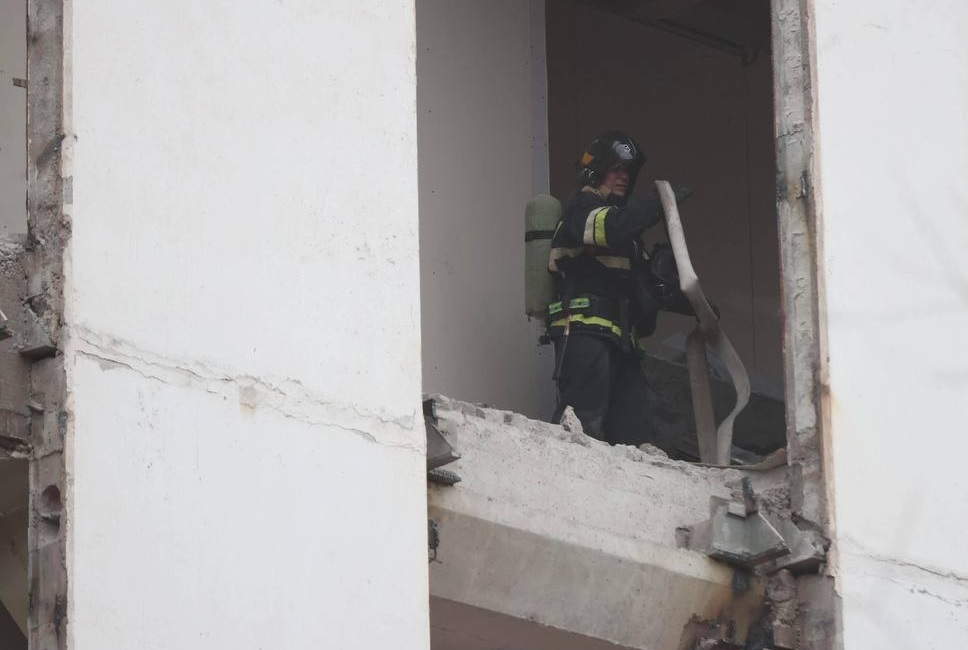 На Двинской вспыхнул огонь в бывшем офисе провайдера — работала МЧС