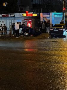 В Волгограде на остановке «Кинотеатр Старт» перевернулся автомобиль