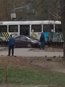 На проспекте Металлургов в Волгограде трамвай столкнулся с легковушкой