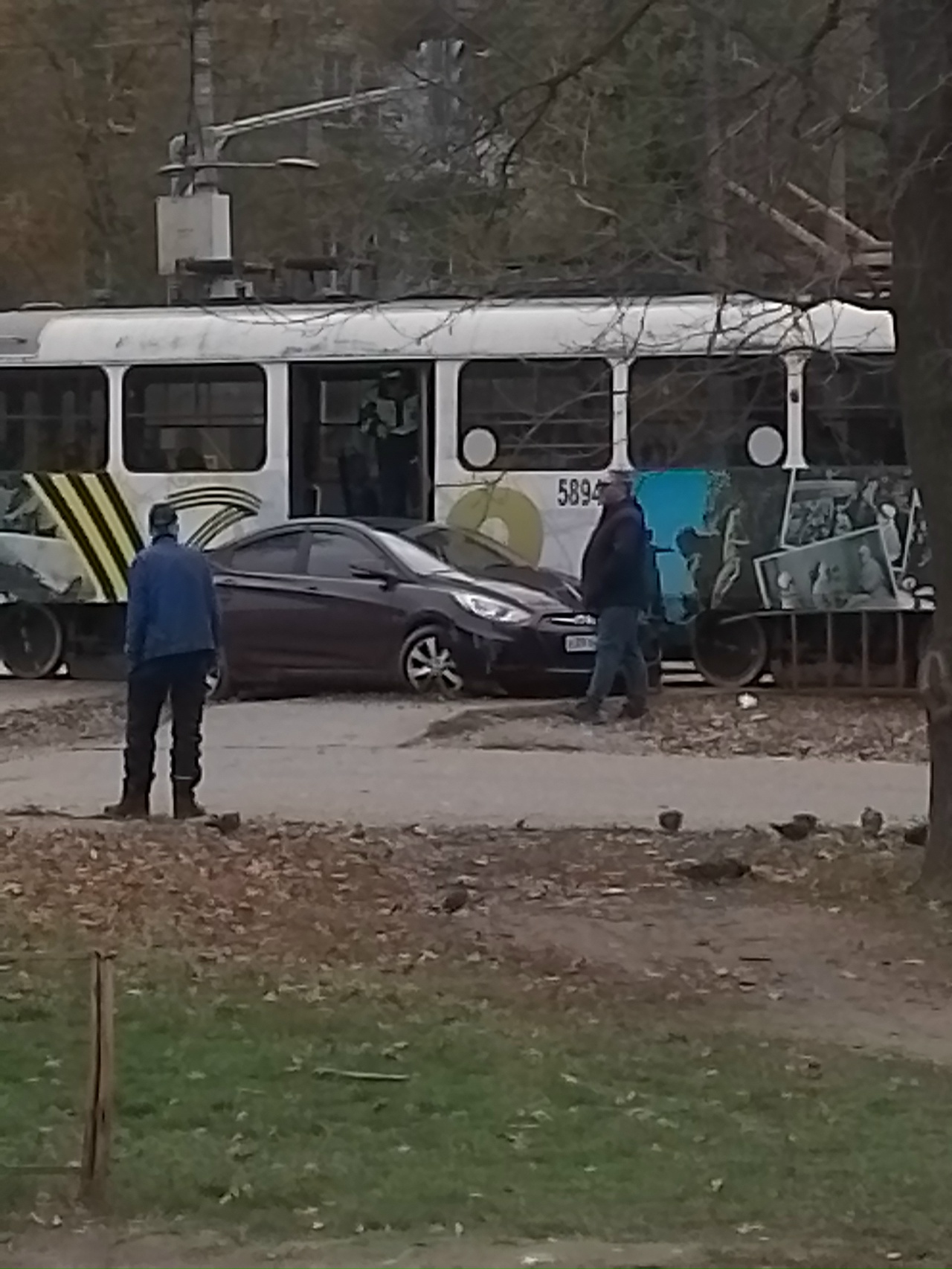 На проспекте Металлургов в Волгограде трамвай столкнулся с легковушкой