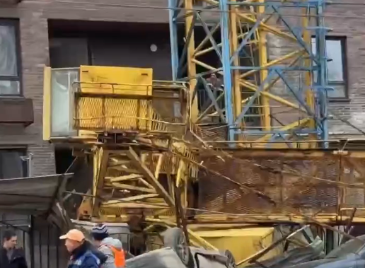 На улице Двинской обрушился башенный кран и повредил несколько автомобилей