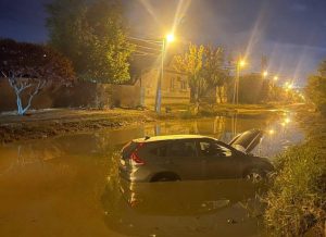 Улица Михаила Чембарова в Волгограде снова затоплена: автомобили уходят под воду