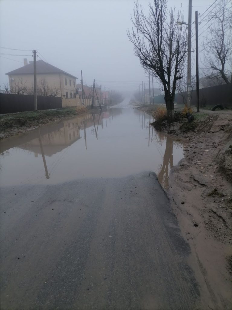 Улица Михаила Чембарова в Волгограде снова затоплена: автомобили уходят под воду