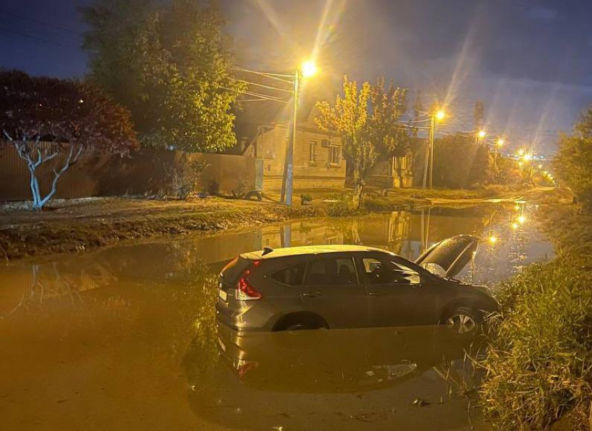 Улица Михаила Чембарова в Волгограде снова затоплена: автомобили уходят под воду
