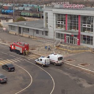 Пожарные, полиция и кинологи с собаками работают на ЖД вокзале Волжского