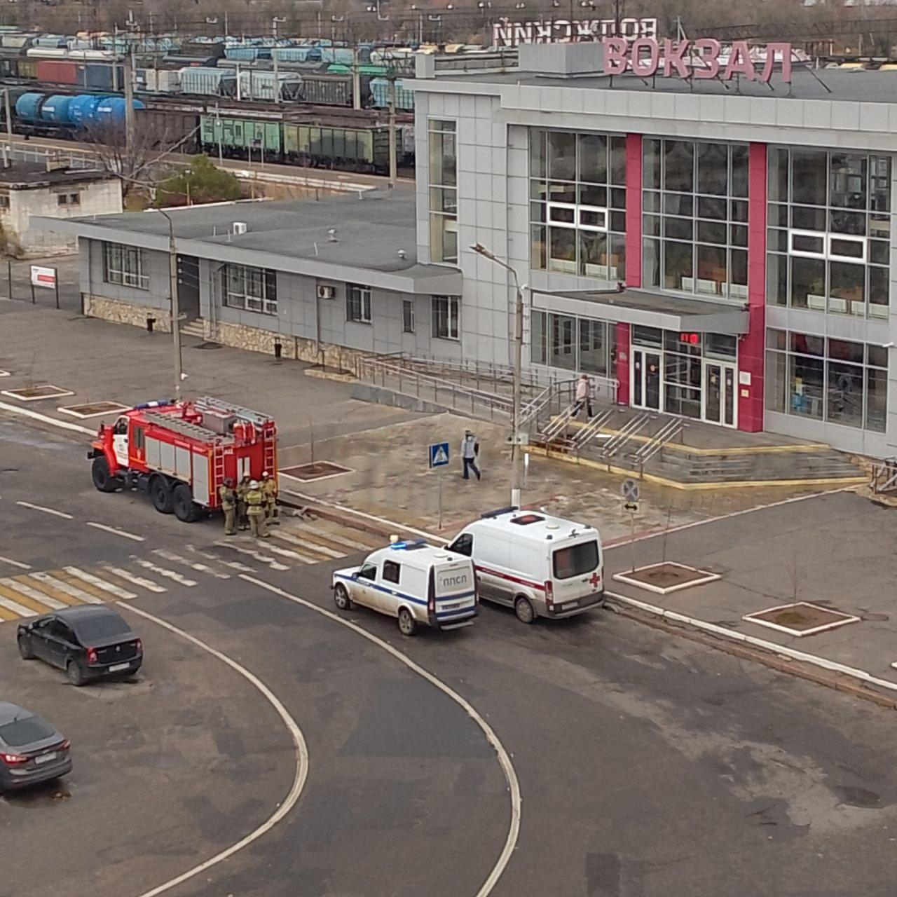 Пожарные, полиция и кинологи с собаками работают на ЖД вокзале Волжского