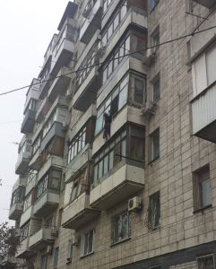 Пенсионерка мыла окна на 4 этаже на улице Гвардейской Дивизии