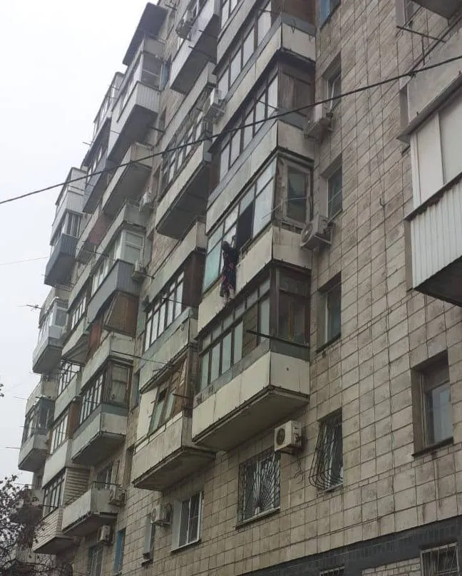 Пенсионерка мыла окна на 4 этаже на улице Гвардейской Дивизии