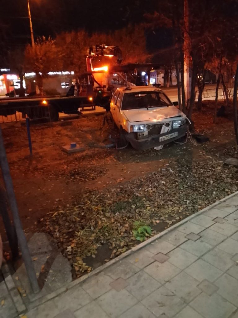 Авария на Юбилейном: автомобиль вылетел с дороги в Красноармейском районе