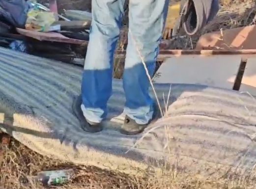 У подножия Мамаева Кургана самосвалы свозят обгоревший мусор