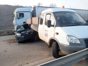 Смертельное ДТП в Дубовском районе: «Лада Гранта» врезалась в стоящую «ГАЗель»