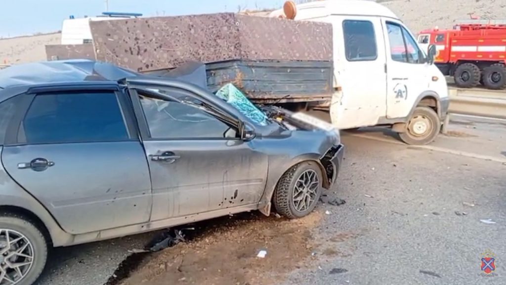 Смертельное ДТП в Дубовском районе: «Лада Гранта» врезалась в стоящую «ГАЗель»