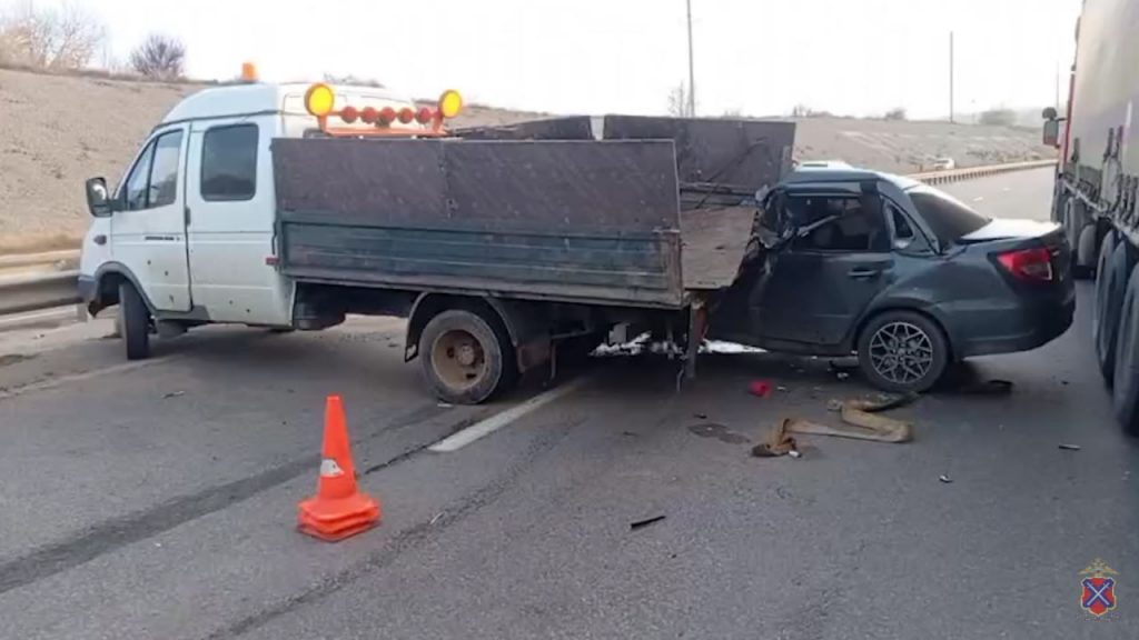 Смертельное ДТП в Дубовском районе: «Лада Гранта» врезалась в стоящую «ГАЗель»