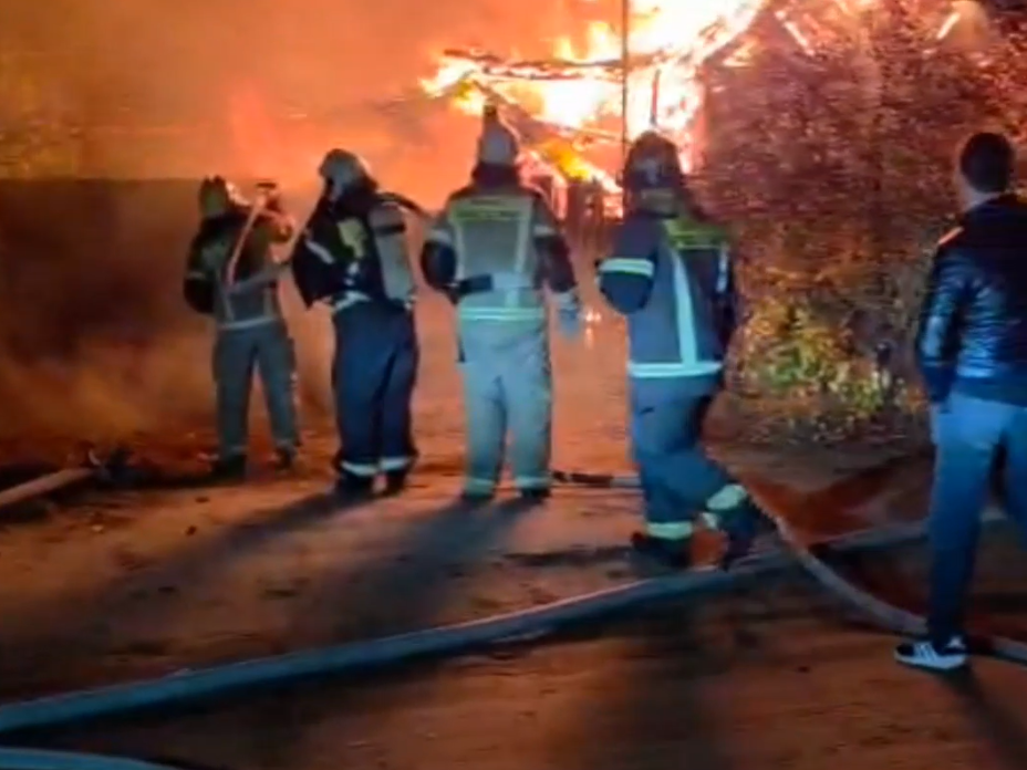 В Дубовке очевидцы спасли человека из горящего дома