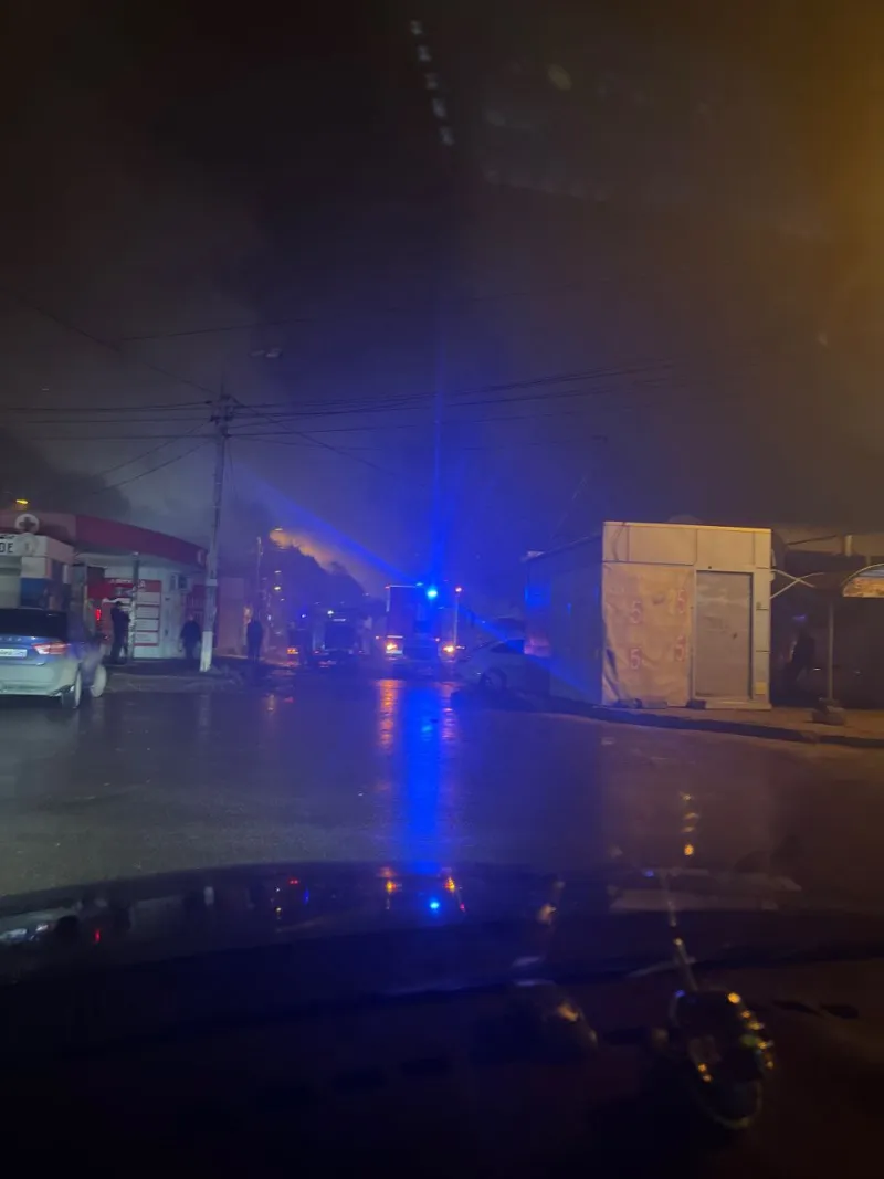 Ранний утренний пожар охватил 80 м² на рынке «Юбилейный» в Волгограде
