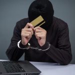 В Волгоградской области осудили дроппера, передавшего карту мошенникам