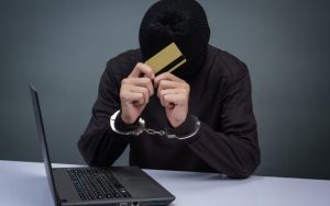 В Волгоградской области осудили дроппера, передавшего карту мошенникам