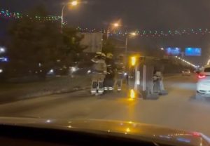 Перевернувшаяся машина и разбитая маршрутка: авария в Краснооктябрьском районе