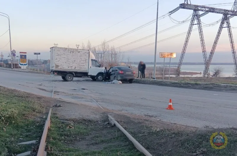 Столкновение «Гранты» и «ГАЗели» в Тракторозаводском районе отправило в больницу мать и трёхлетнюю дочь