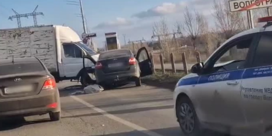 Авария на подъезде к ГЭС со стороны Волжского: столкнулись «Газель» и «Гранта»