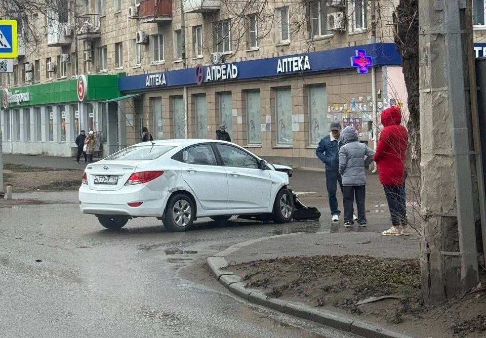 На перекрёстке Рыкачева и Ополченской столкнулись две легковушки
