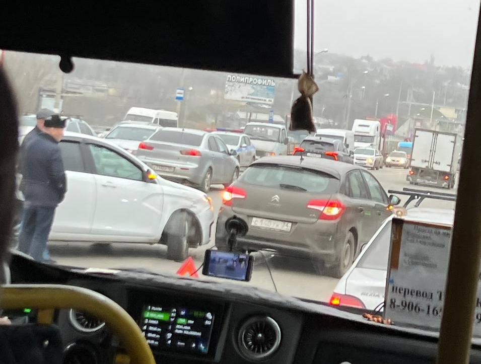 Из-за столкновения двух легковушек Волгоград встал в пробке на Второй продольной