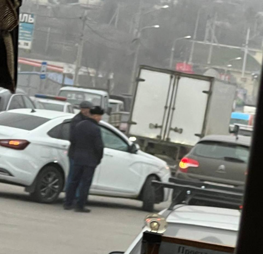 Из-за столкновения двух легковушек Волгоград встал в пробке на Второй продольной