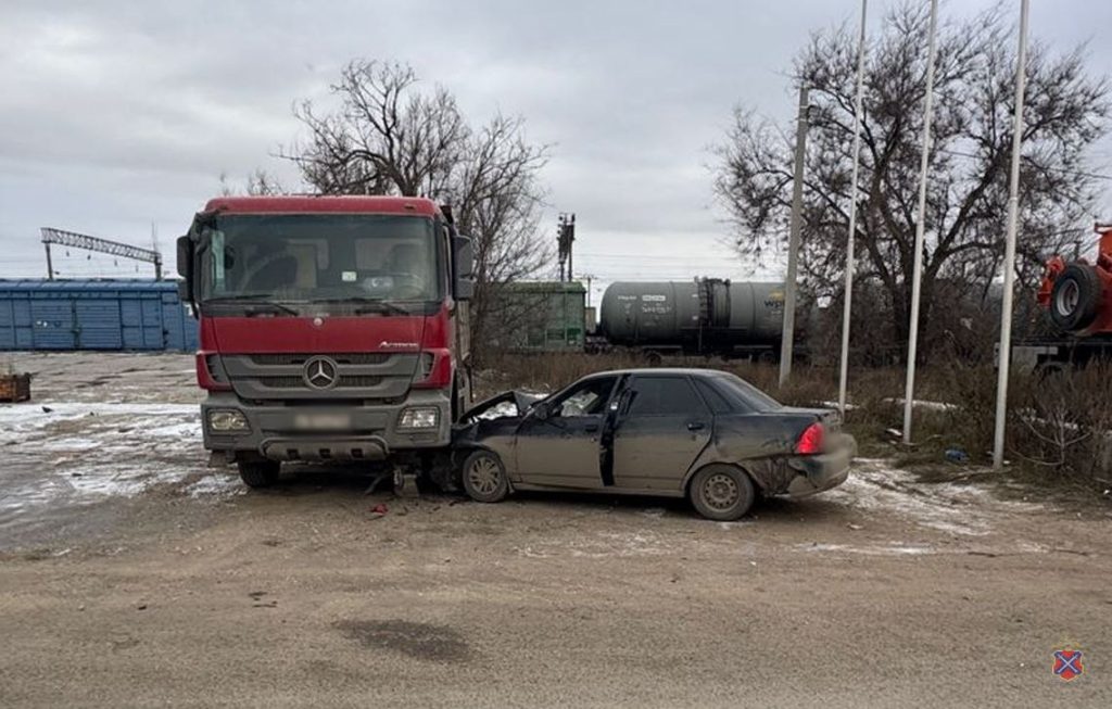 ДТП в Дзержинском районе: «Лада» врезалась в КАМАЗ и бетонное ограждение