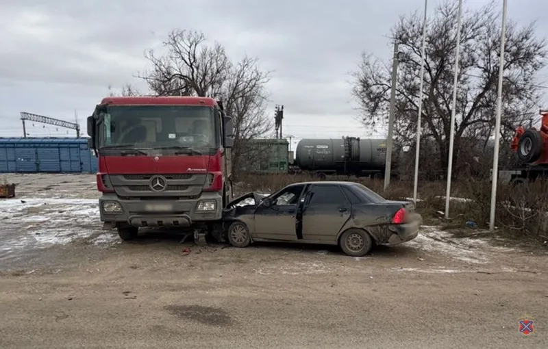 ДТП в Дзержинском районе: «Лада» врезалась в КАМАЗ и бетонное ограждение