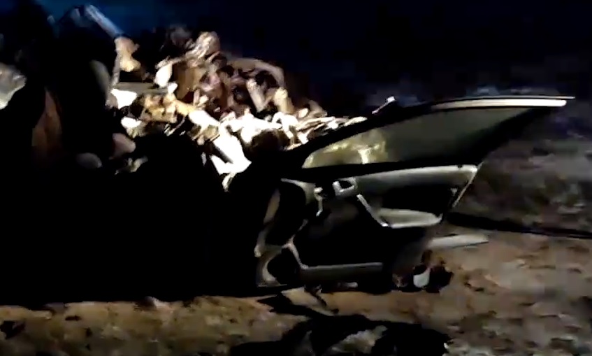 Лобовое столкновение «Шкоды Октавиа» и грузовика под Волгоградом: два человека погибли на месте