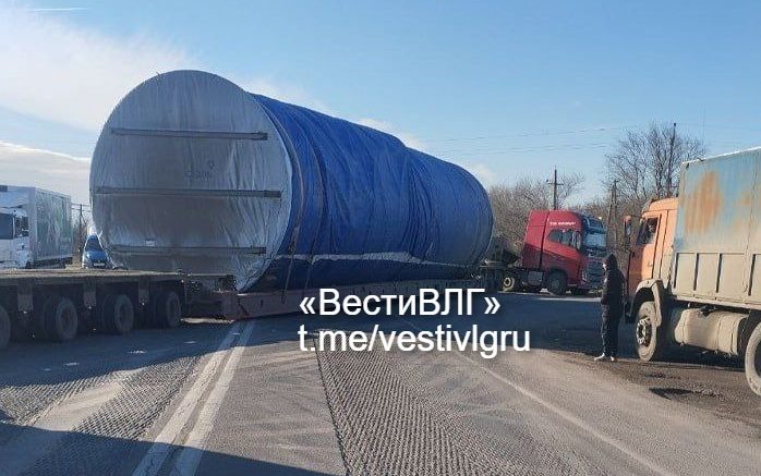 Фура с негабаритным грузом полностью парализовала движение на трассе Р-260 в Волгоградской области