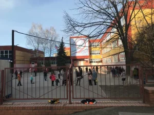 «Дети сидят в коридорах»: родители пожаловались на ситуацию в лицее №9 Волгограда