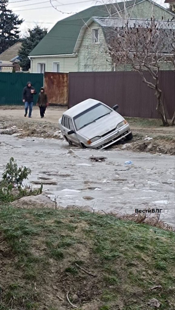 Лужа на Чембарова замерзает и «ловит» машины: в Советском районе появились первые пострадавшие авто