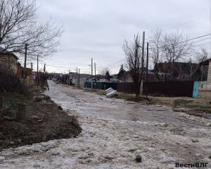 Лужа на Чембарова замерзает и «ловит» машины: в Советском районе появились первые пострадавшие авто