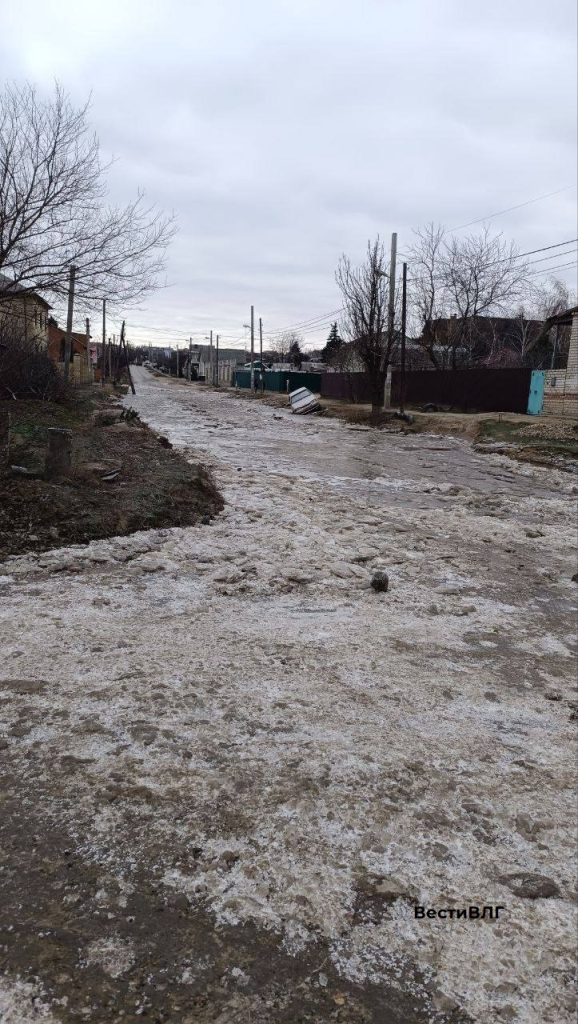 Лужа на Чембарова замерзает и «ловит» машины: в Советском районе появились первые пострадавшие авто