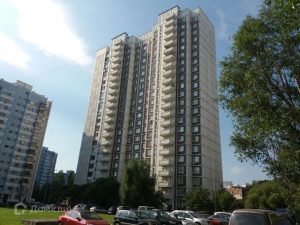 Сын умершей пенсионерки пытается через суд вернуть квартиру, подаренную незнакомцам