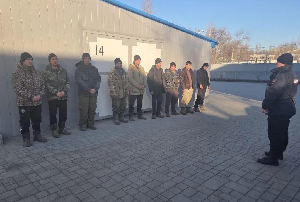 Нелегальных мигрантов обнаружили на складе под Волгоградом