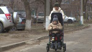 Суд в Волжском потребовал убрать инвалидную коляску с этажа и назначил штраф матери ребёнка с ОВЗ