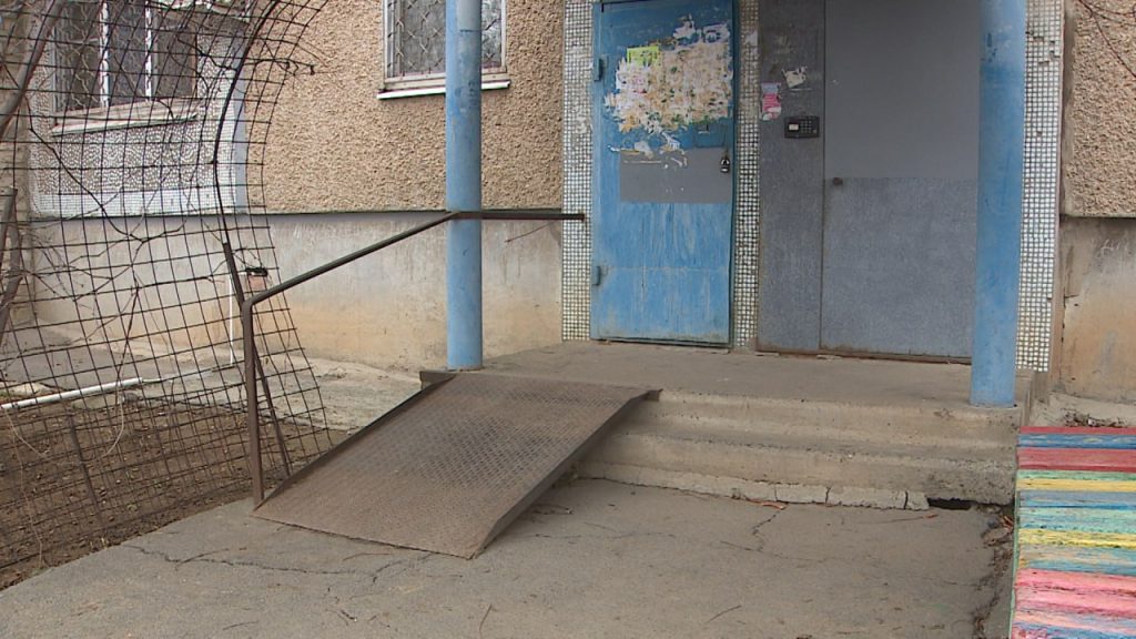 Суд в Волжском потребовал убрать инвалидную коляску с этажа и назначил штраф матери ребёнка с ОВЗ