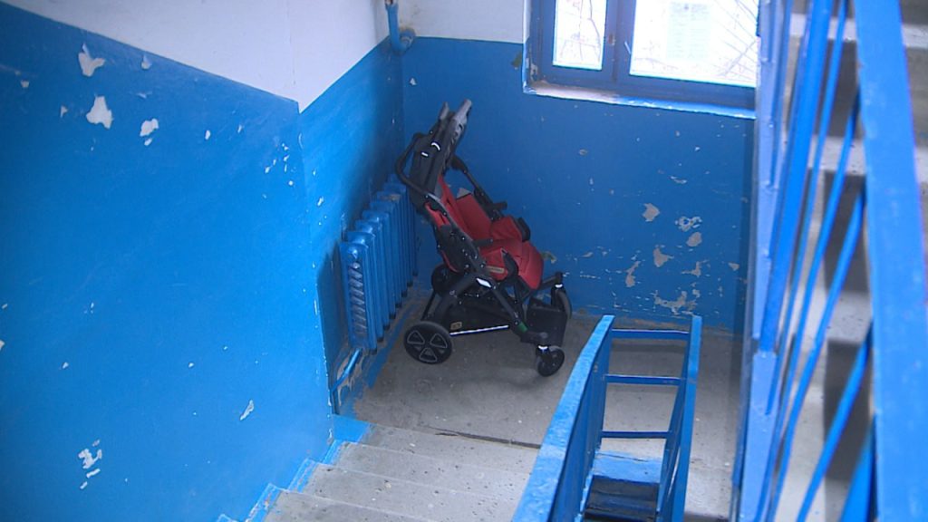 Суд в Волжском потребовал убрать инвалидную коляску с этажа и назначил штраф матери ребёнка с ОВЗ