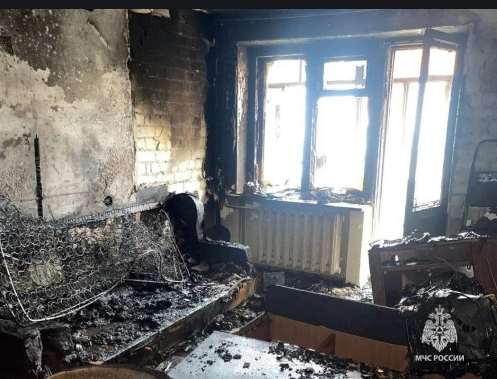В многоэтажке Волгограда при возгорании квартиры сотрудникам МЧС не удалось спасти хозяина