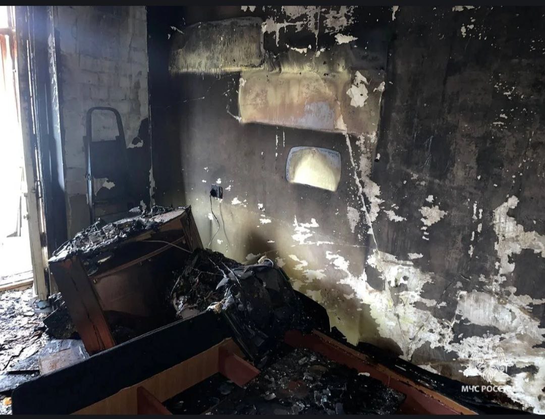 В многоэтажке Волгограда при возгорании квартиры сотрудникам МЧС не удалось спасти хозяина