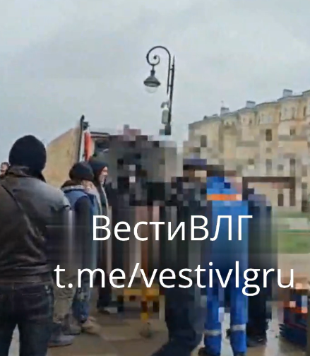 Рабочий сорвался со строительных лесов при ремонте дома в Волгограде